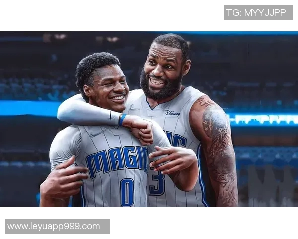 老父亲的骄傲詹姆斯分享多张身穿儿子布莱斯球衣观赛的温馨瞬间